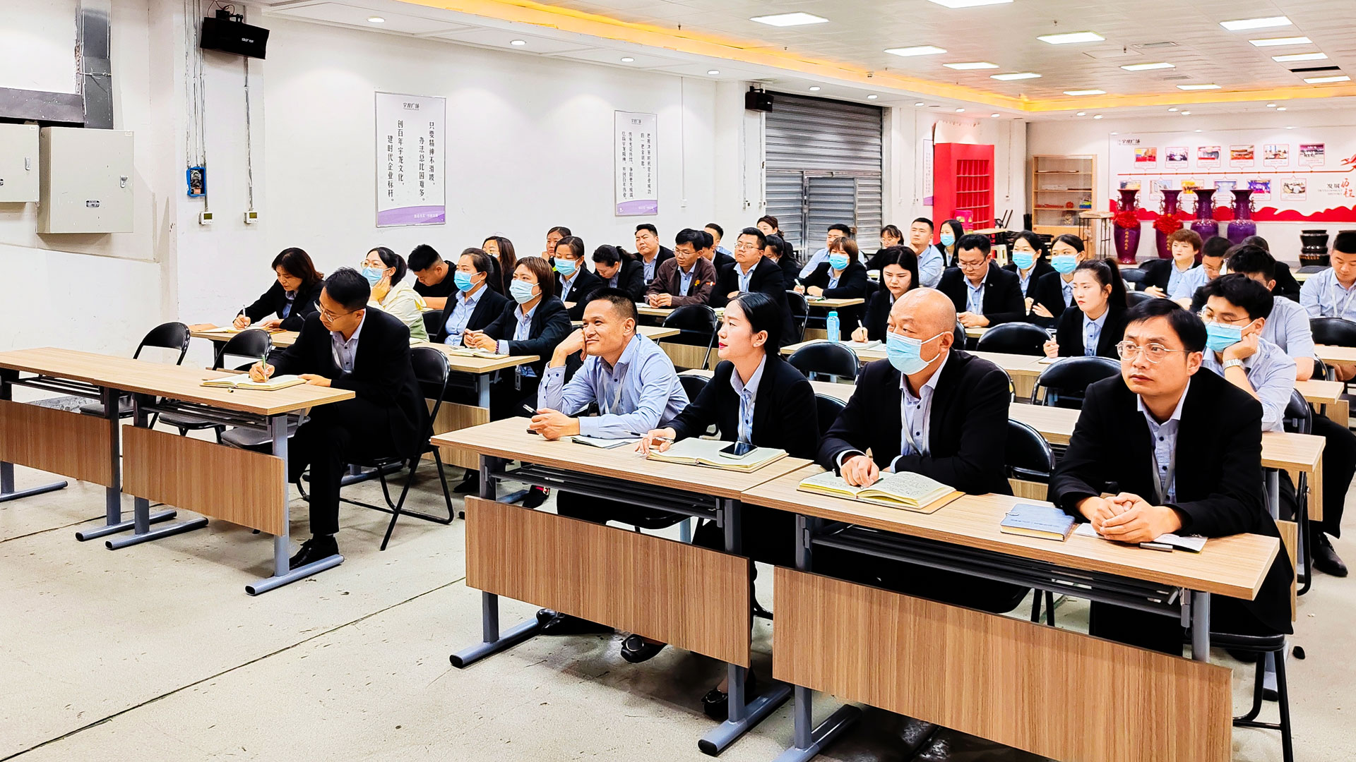 1683863235380273.jpg 百貨公司:“知法于心-防范未然”法律知識(shí)培訓(xùn)圖二.jpg