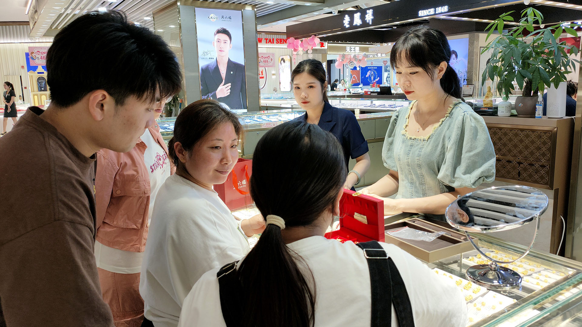 1684477662166852.jpg 宇龍廣場:愛在母親節(jié)圖三.jpg