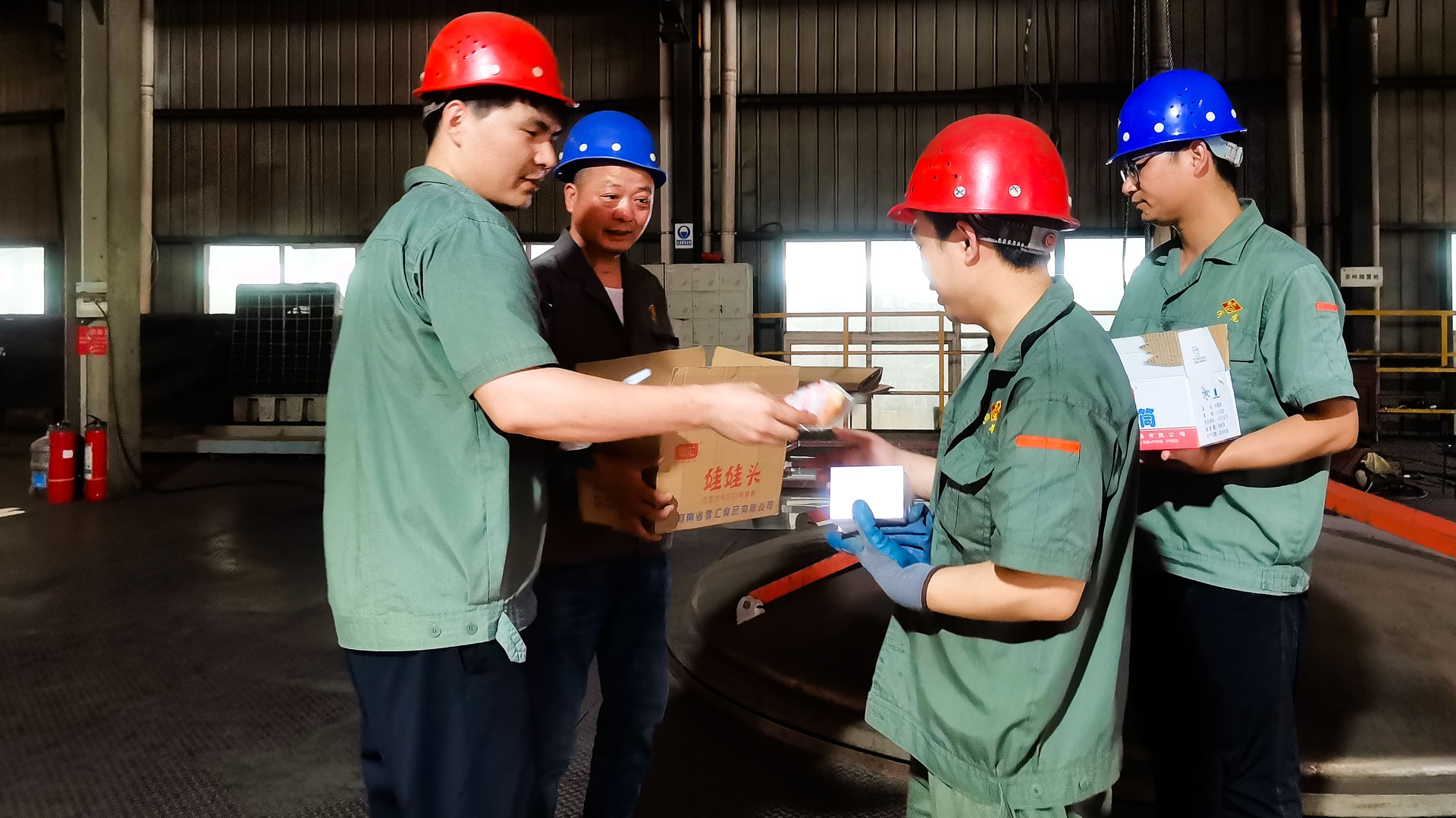 1686899406385971.jpg 致敬最美勞動(dòng)者—不銹鋼開展夏日送清涼活動(dòng)圖片二.jpg