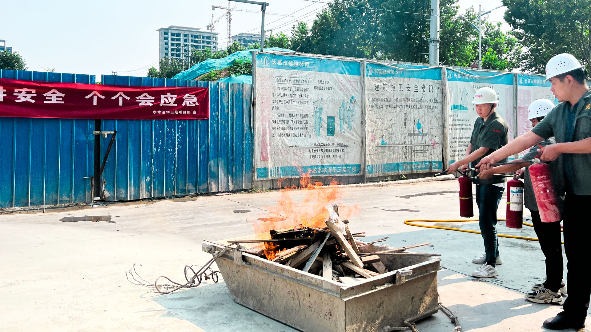 1686900675679328.jpg 地產(chǎn)施工一線消防演練2.jpg